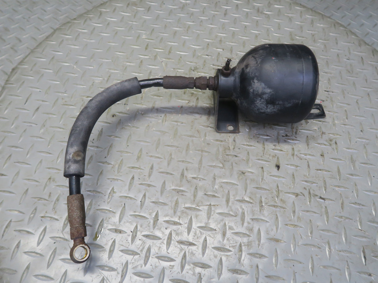 86-91 Mercedes W126 Rear Right Hydraulic Suspension Accumulator Receiver OEM