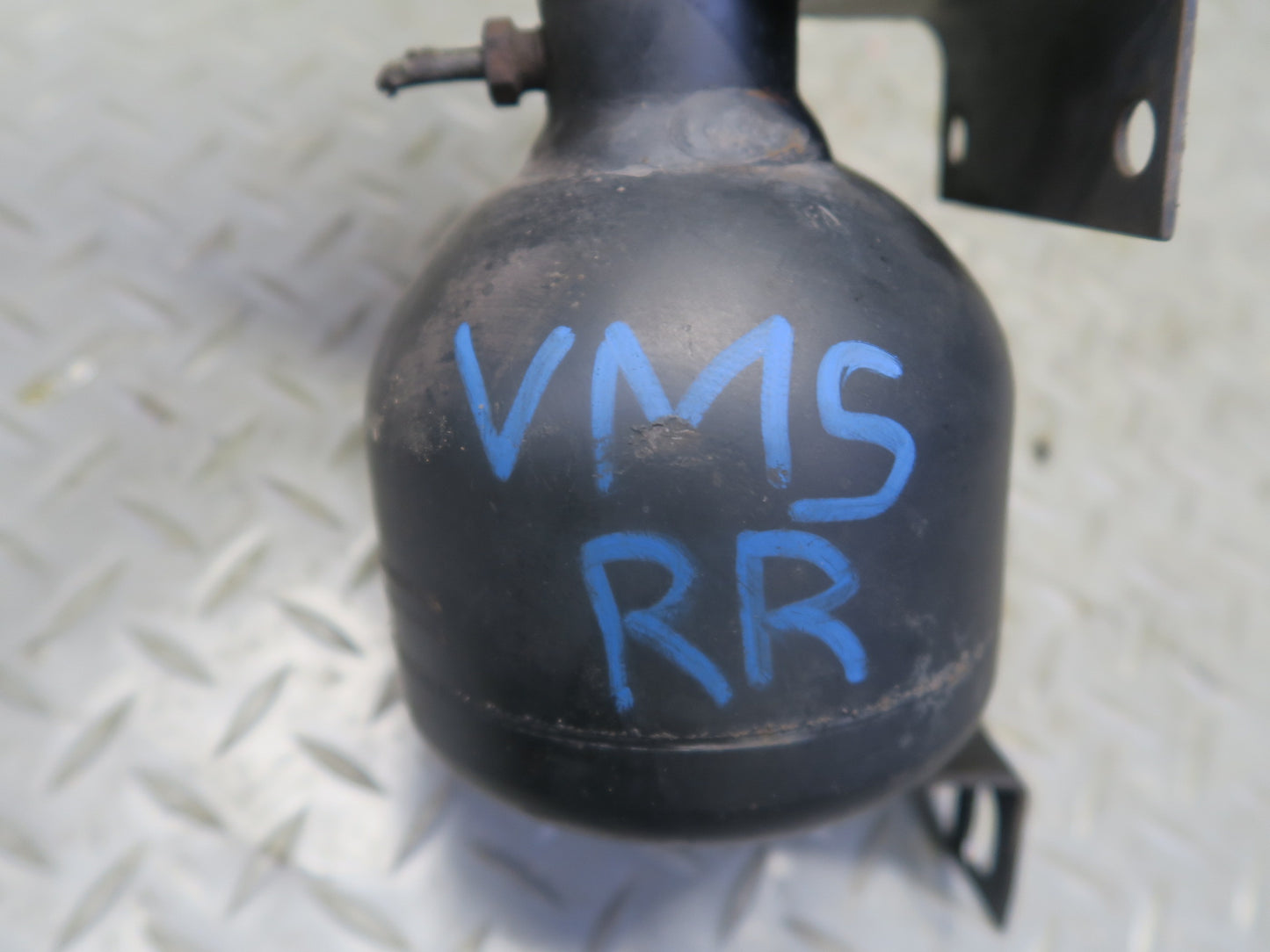 86-91 Mercedes W126 Rear Right Hydraulic Suspension Accumulator Receiver OEM