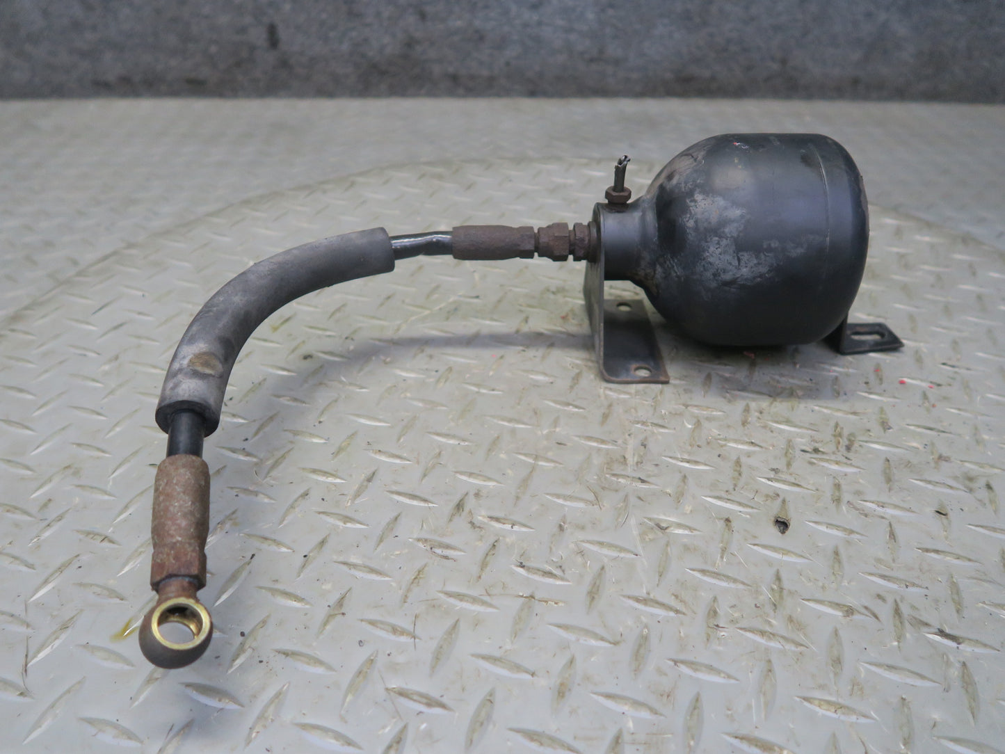 86-91 Mercedes W126 Rear Right Hydraulic Suspension Accumulator Receiver OEM