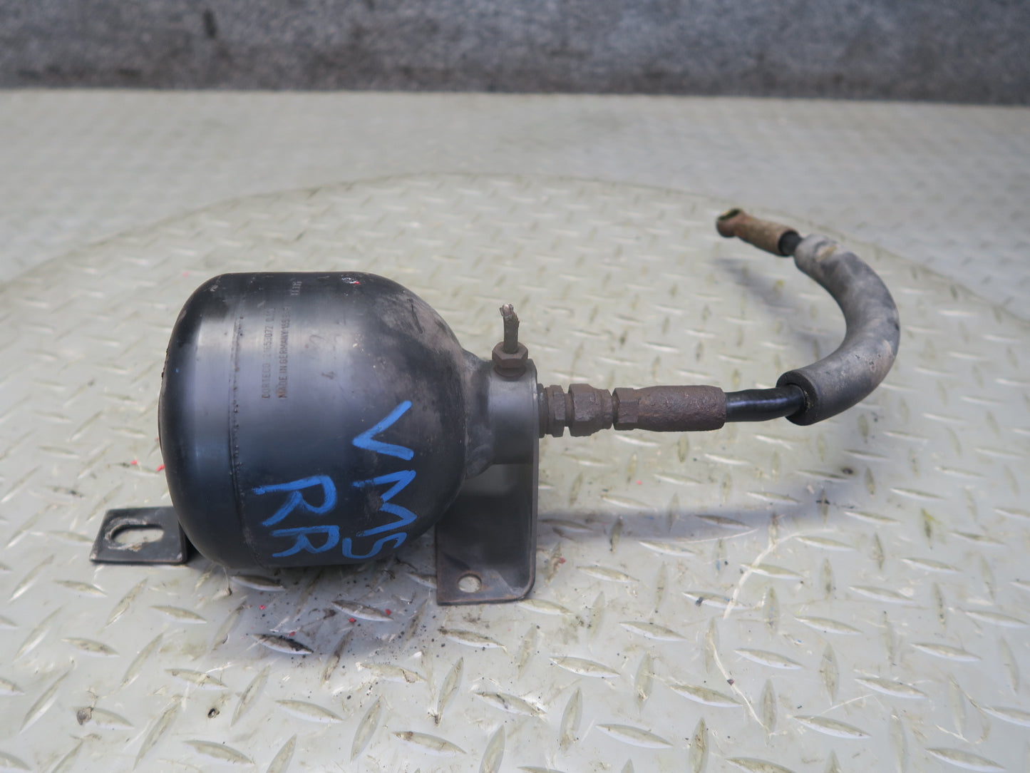 86-91 Mercedes W126 Rear Right Hydraulic Suspension Accumulator Receiver OEM