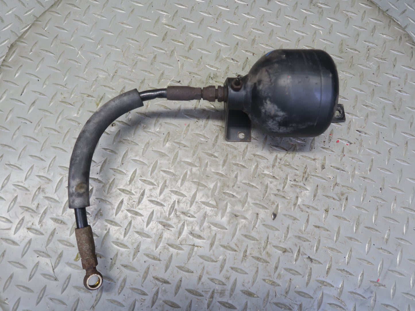 86-91 Mercedes W126 Rear Right Hydraulic Suspension Accumulator Receiver OEM