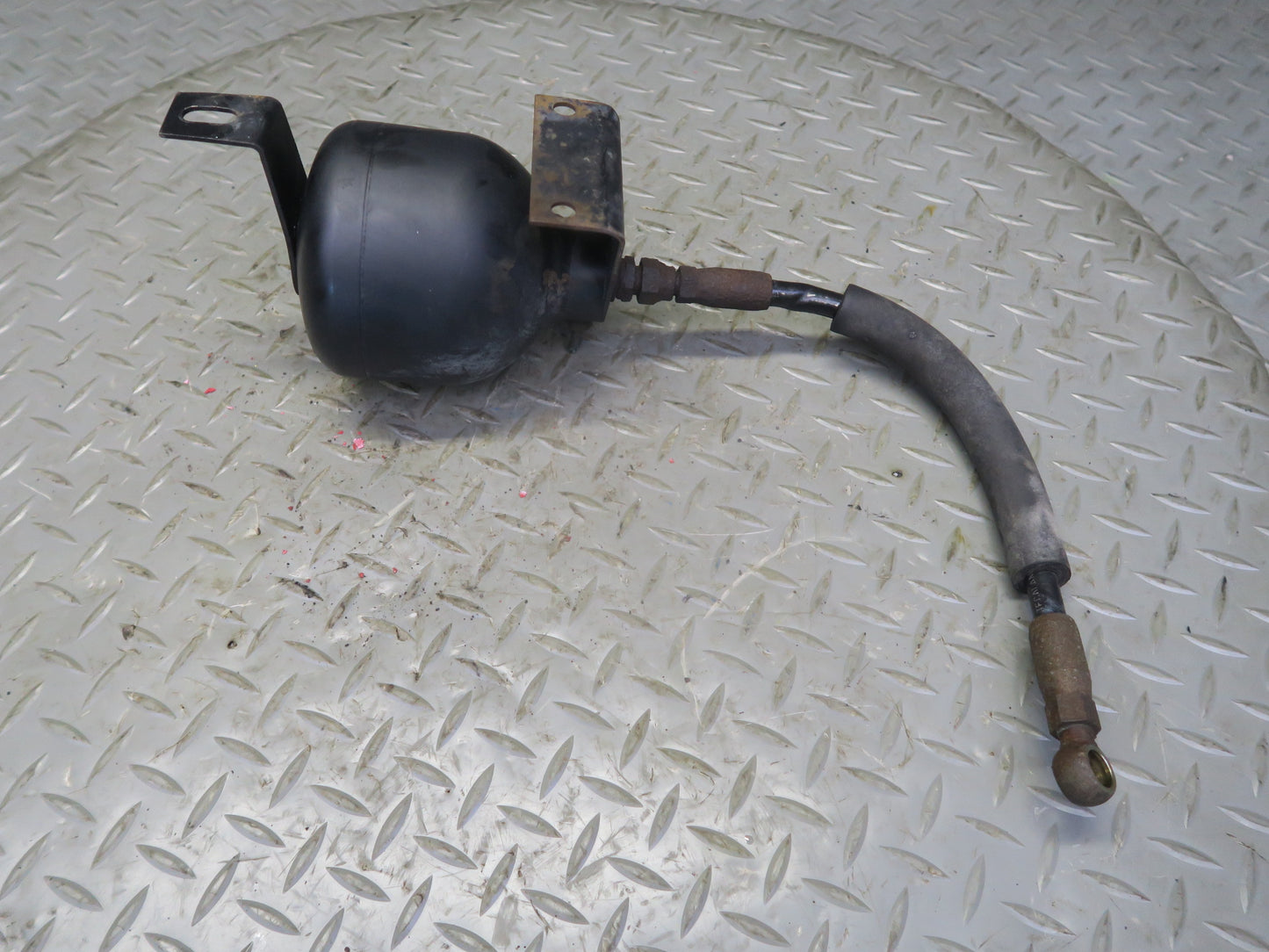 86-91 Mercedes W126 Rear Right Hydraulic Suspension Accumulator Receiver OEM