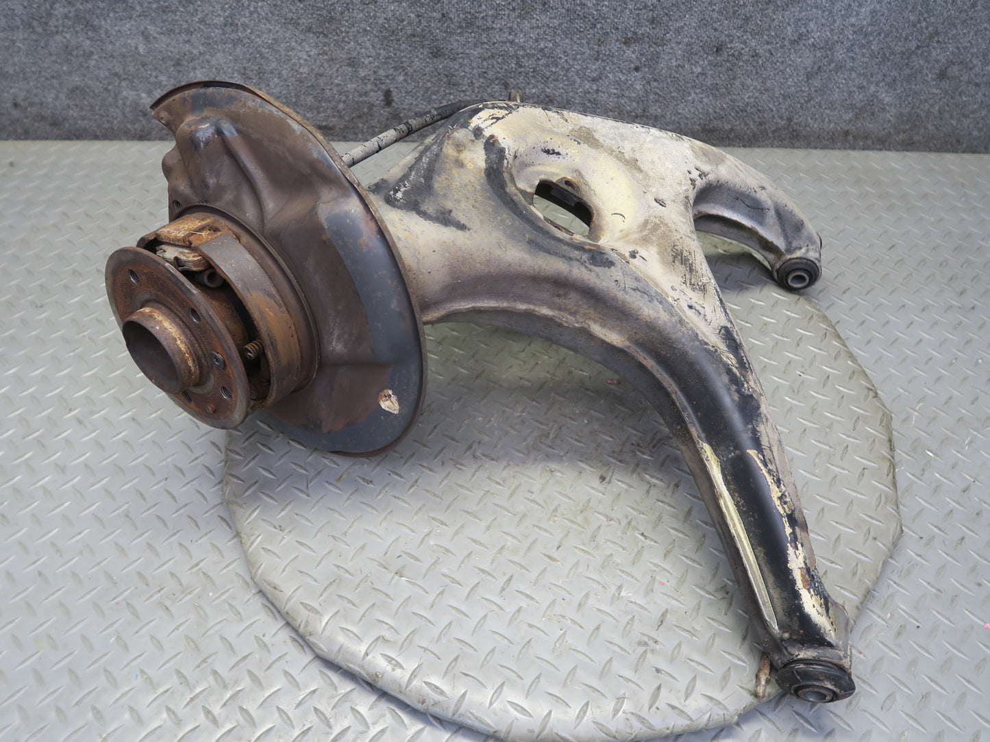 86-91 Mercedes W126 560SEL Rear Left Spindle Knuckle Wheel Hub Bearing OEM