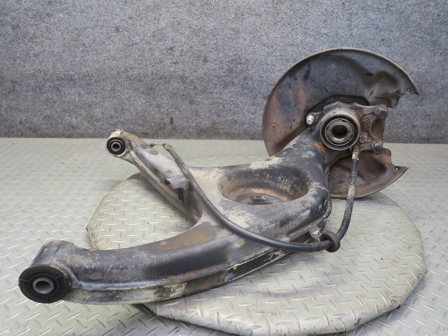 86-91 Mercedes W126 Rear Right Spindle Knuckle Wheel Hub Bearing OEM