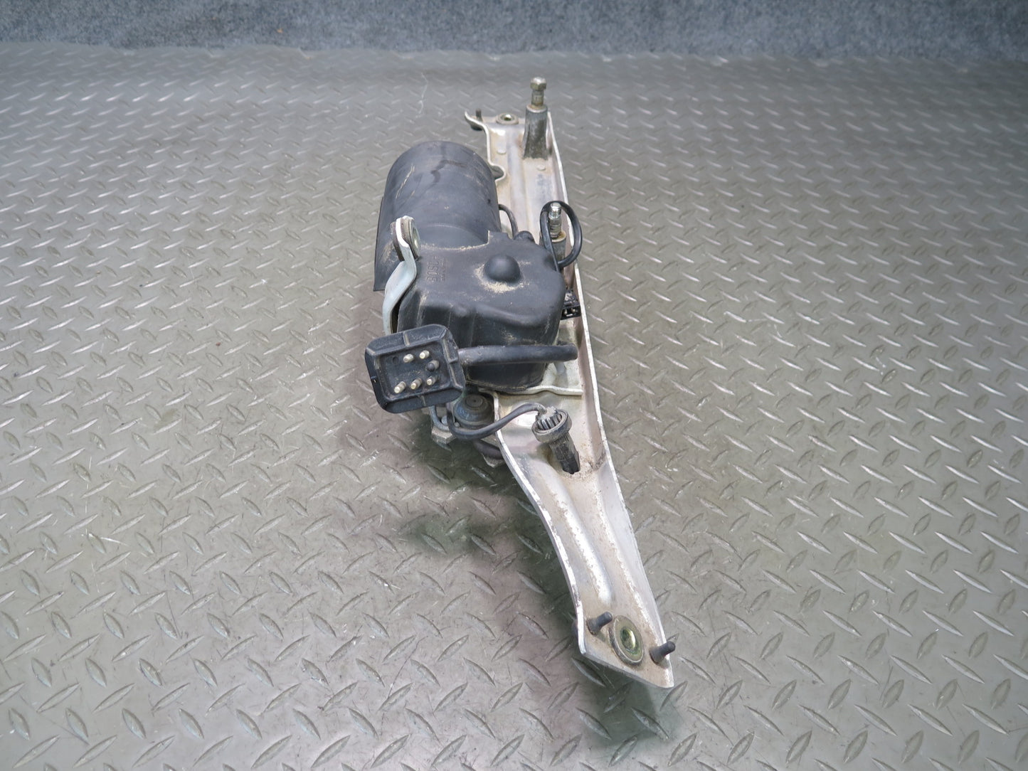 86-91 Mercedes W126 560SEL Windshield Wiper Transmission Linkage w Motor OEM