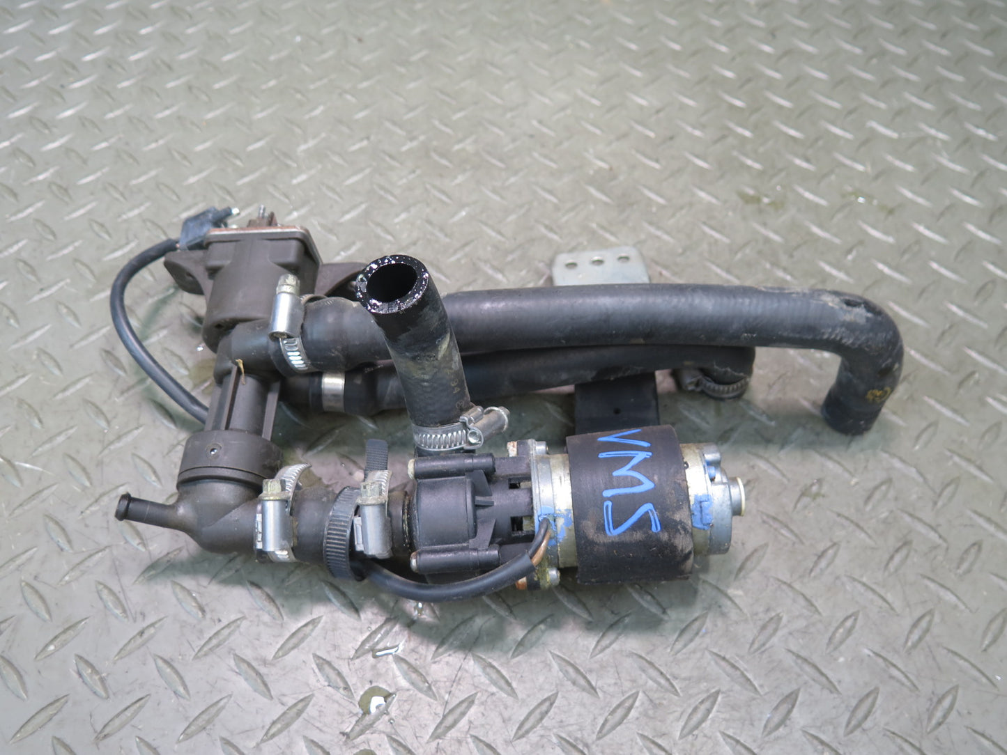 86-91 Mercedes W126 560SEL Heater Control Valve Recirculating Pump Assembly OEM