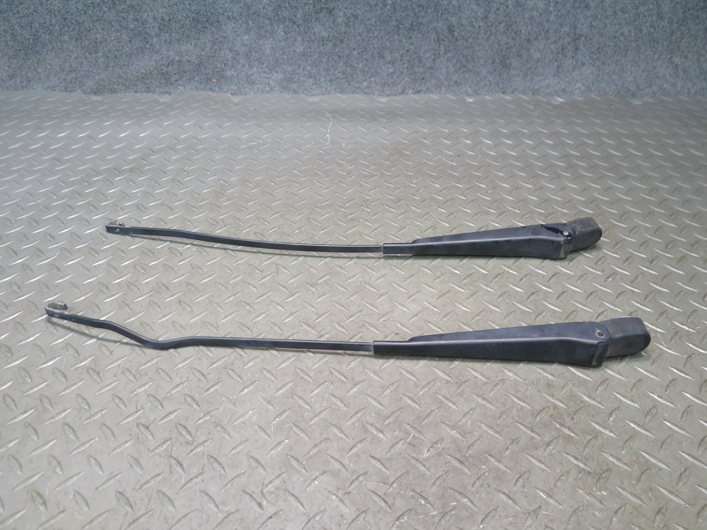 86-91 Mercedes W126 560SEL Set of 2 Front Left & Right Windshield Wiper Arm OEM
