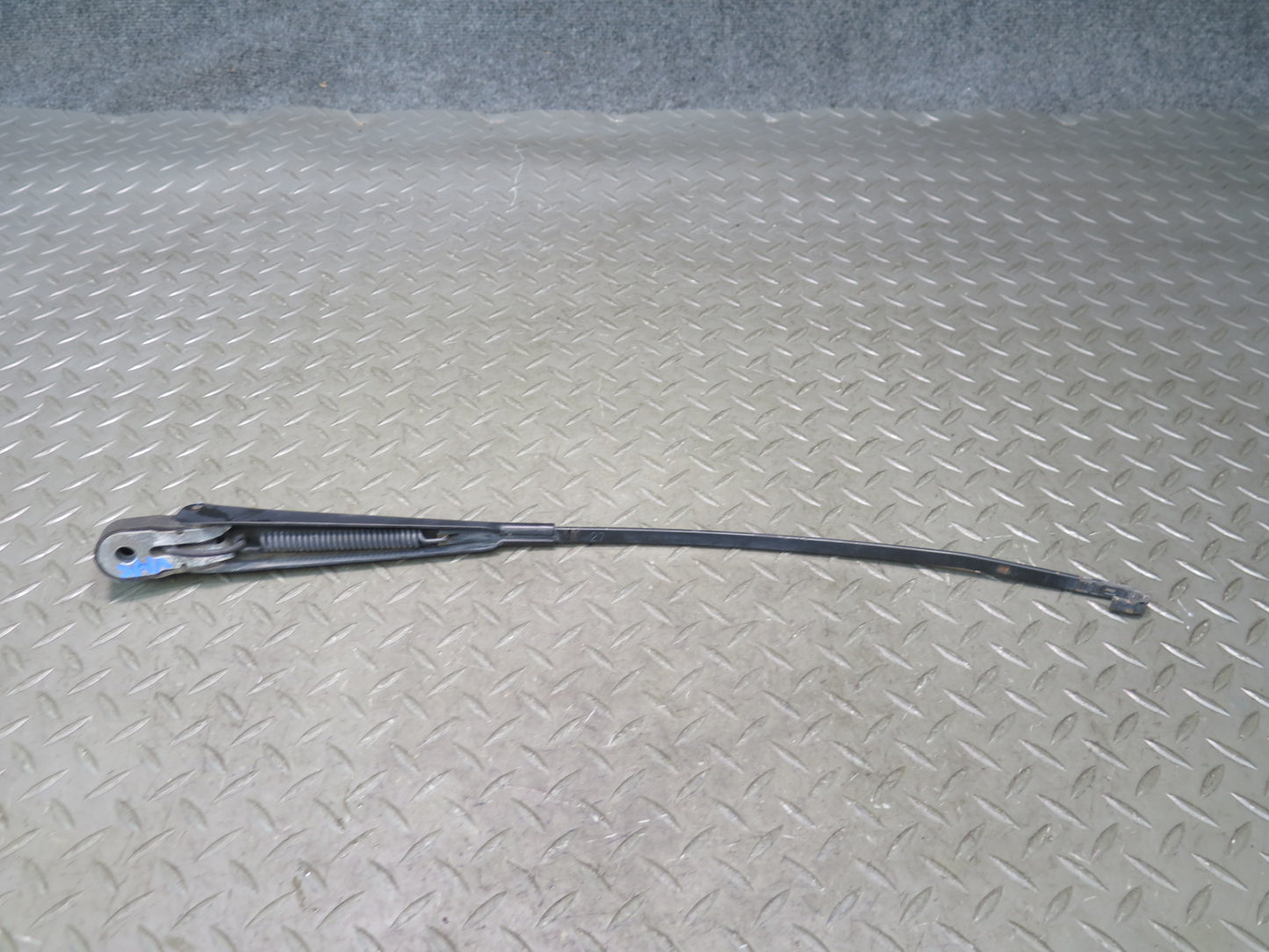 86-91 Mercedes W126 560SEL Set of 2 Front Left & Right Windshield Wiper Arm OEM