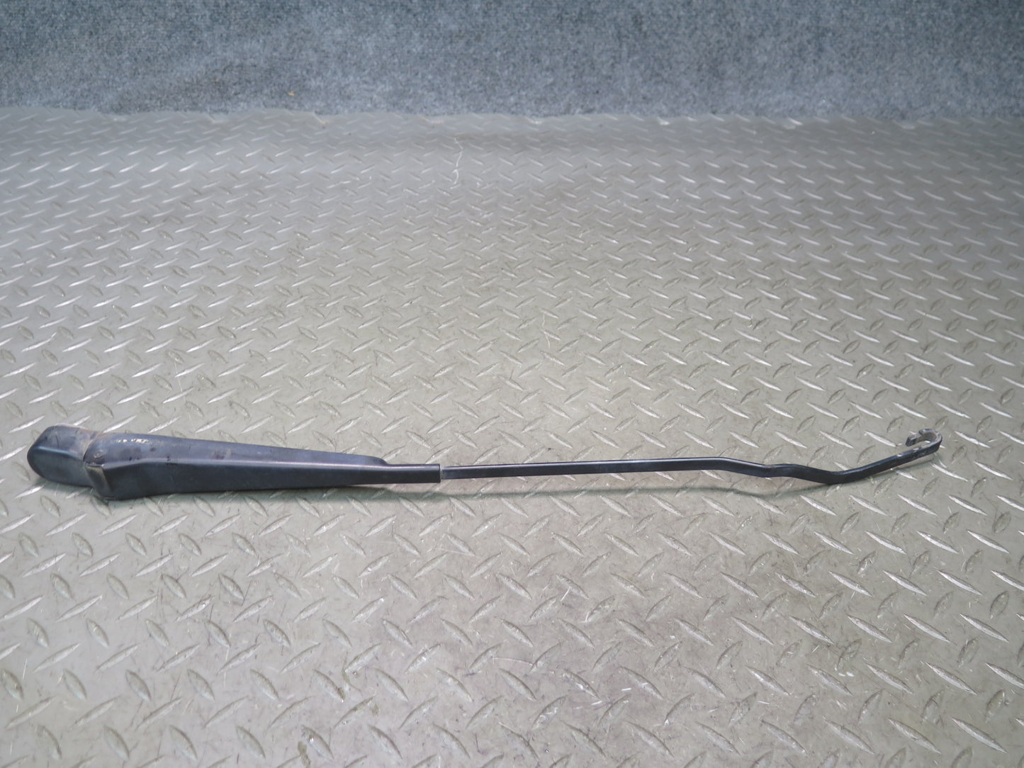86-91 Mercedes W126 560SEL Set of 2 Front Left & Right Windshield Wiper Arm OEM