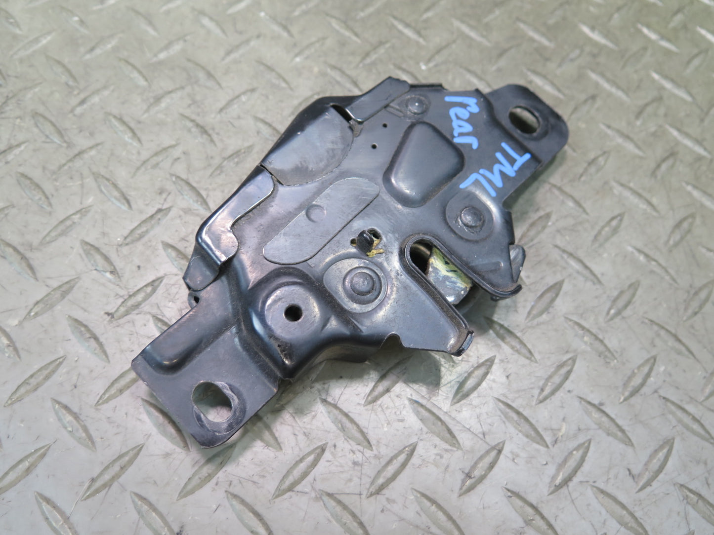 00-05 Toyota MR2 Spyder ZZW30L Rear Trunk Lock Latch Actuator