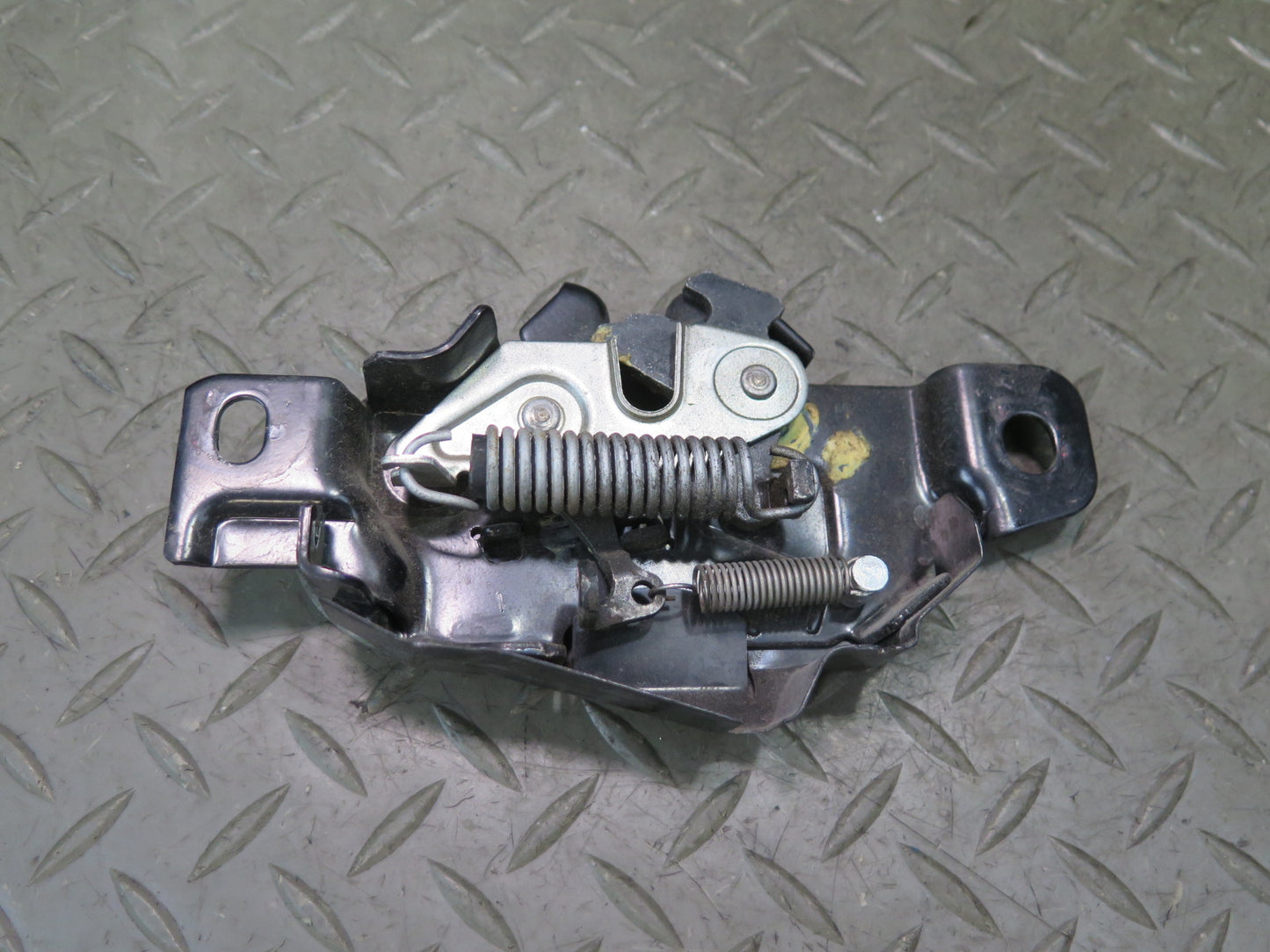 00-05 Toyota MR2 Spyder ZZW30L Rear Trunk Lock Latch Actuator