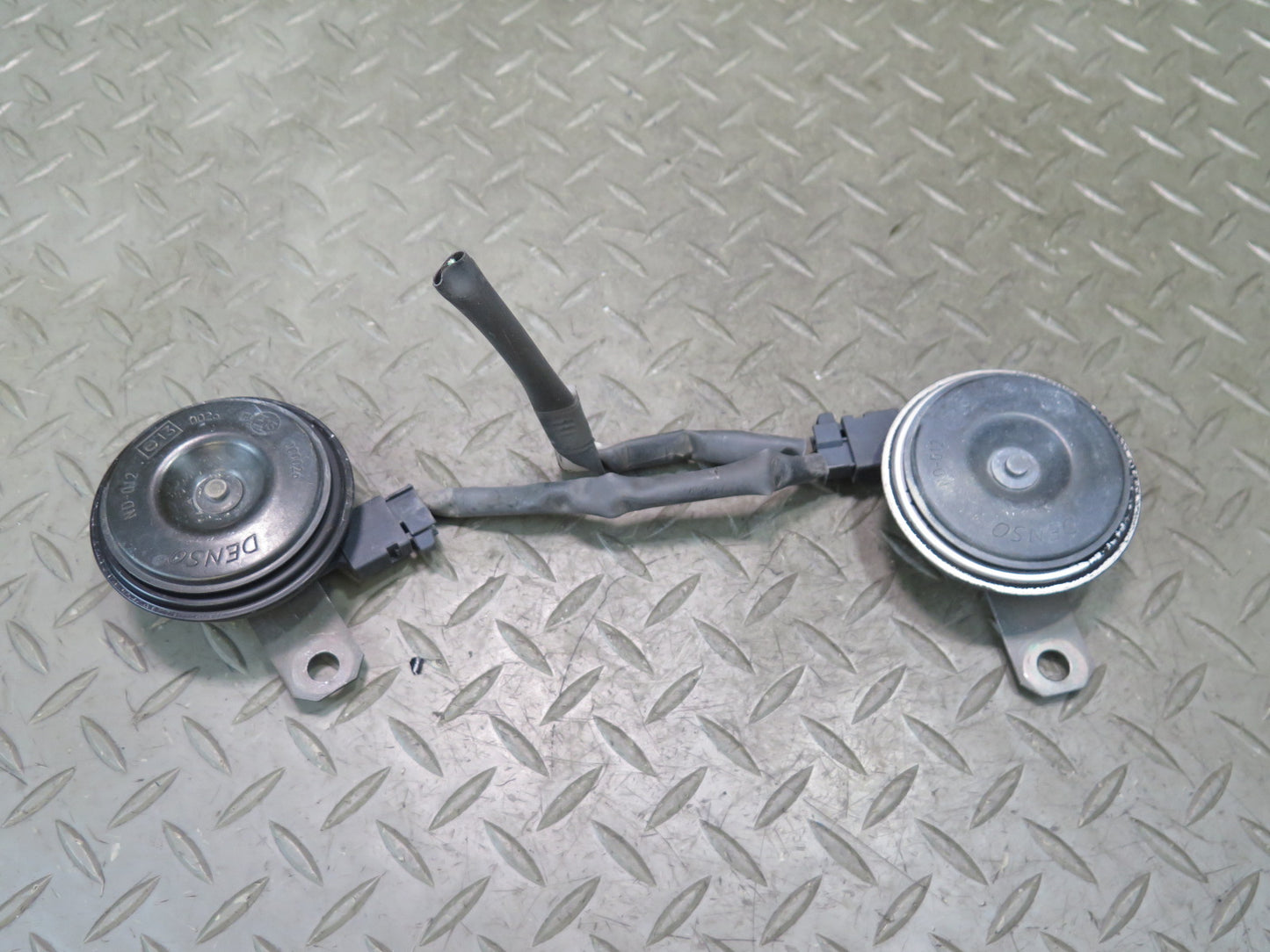 00-05 Toyota MR2 Spyder ZZW30L High & Low Tone Note Pitch Horn Signal Set