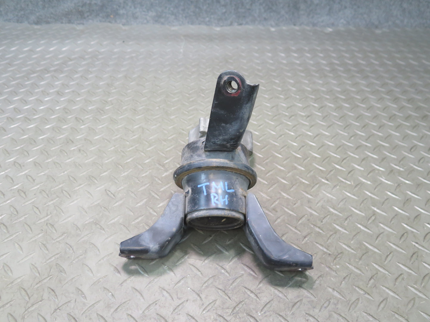 00-05 Toyota MR2 Spyder ZZW30L 1.8L 1ZZFE Right Engine Mount Bracket Support OEM