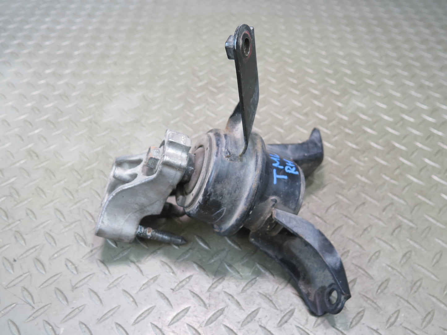 00-05 Toyota MR2 Spyder ZZW30L 1.8L 1ZZFE Right Engine Mount Bracket Support OEM