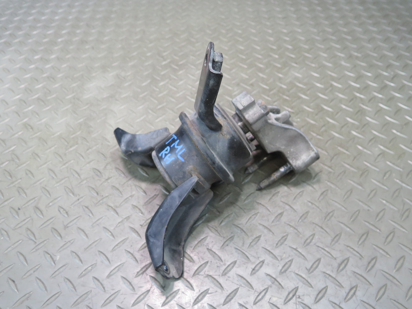 00-05 Toyota MR2 Spyder ZZW30L 1.8L 1ZZFE Right Engine Mount Bracket Support OEM