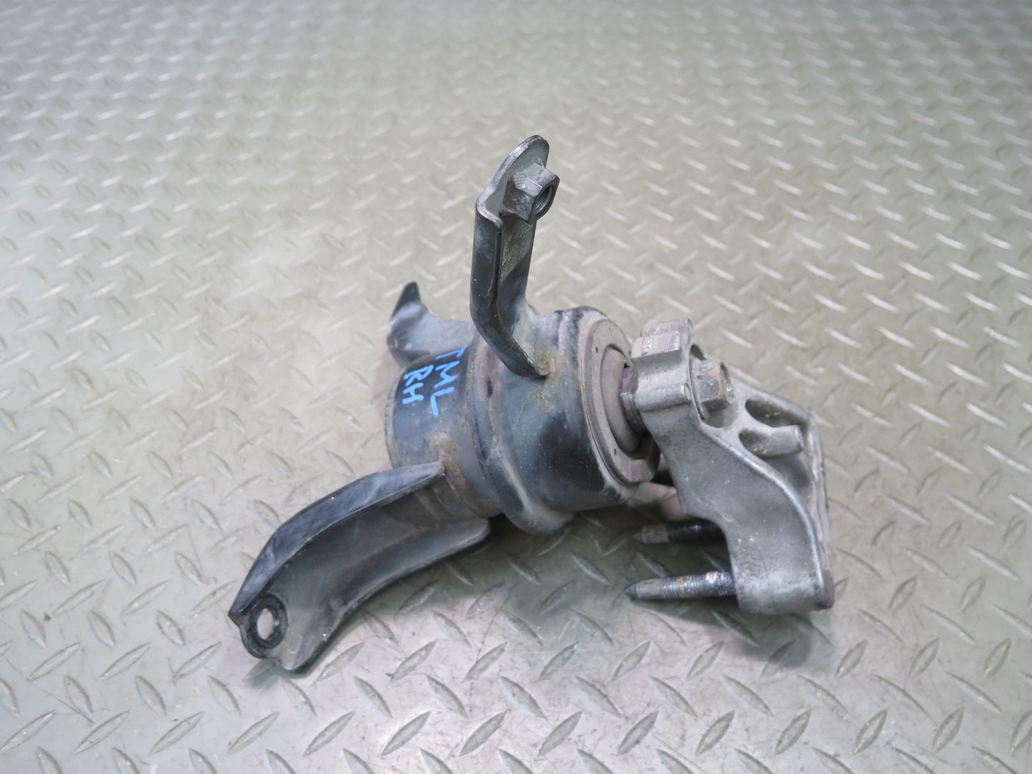00-05 Toyota MR2 Spyder ZZW30L 1.8L 1ZZFE Right Engine Mount Bracket Support OEM
