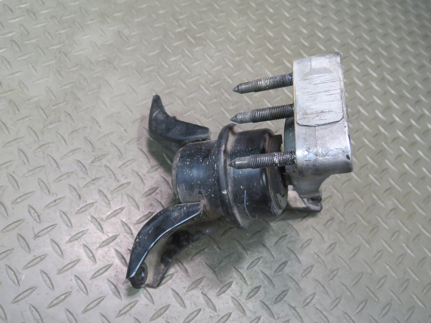 00-05 Toyota MR2 Spyder ZZW30L 1.8L 1ZZFE Right Engine Mount Bracket Support OEM