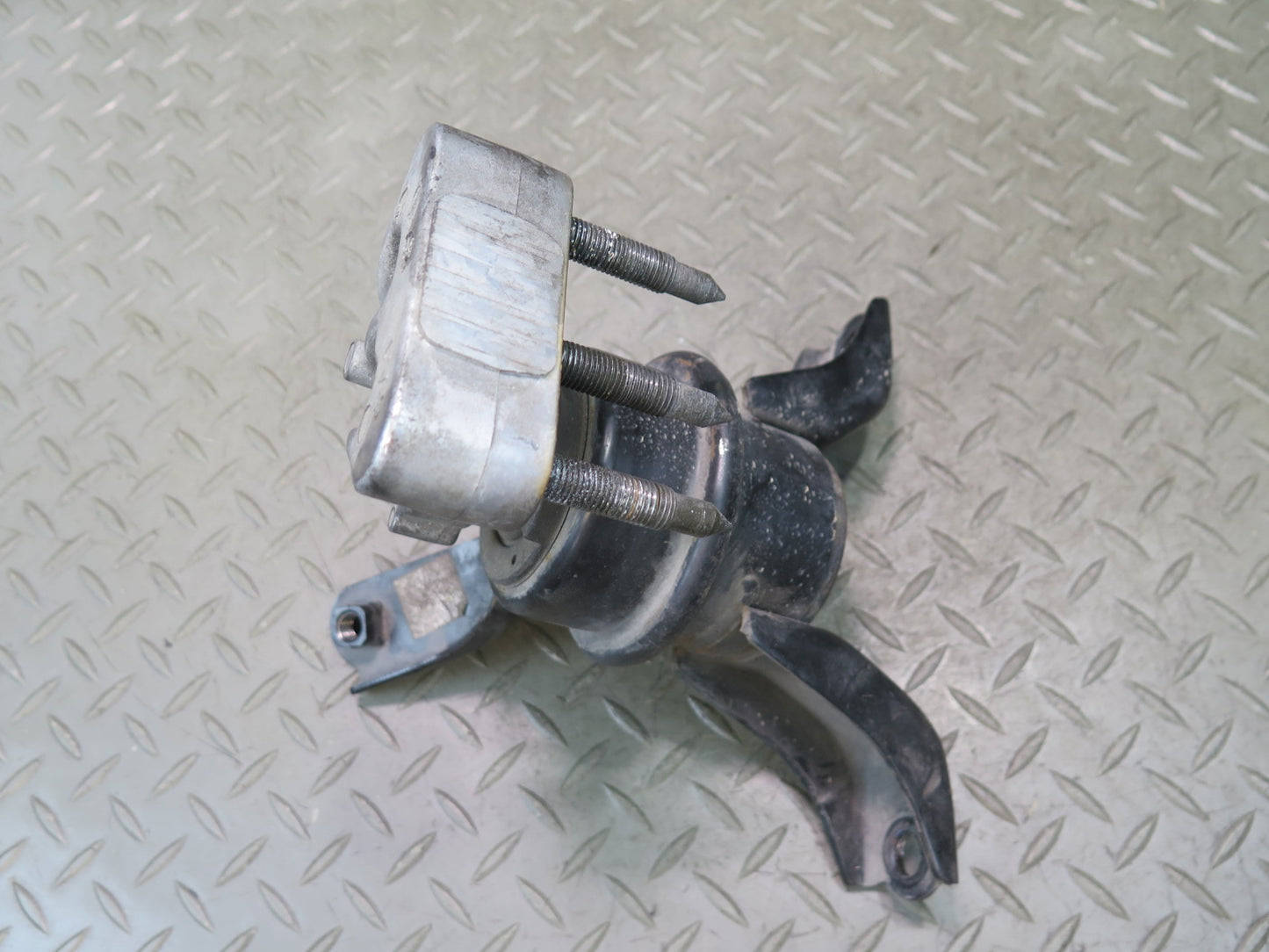 00-05 Toyota MR2 Spyder ZZW30L 1.8L 1ZZFE Right Engine Mount Bracket Support OEM