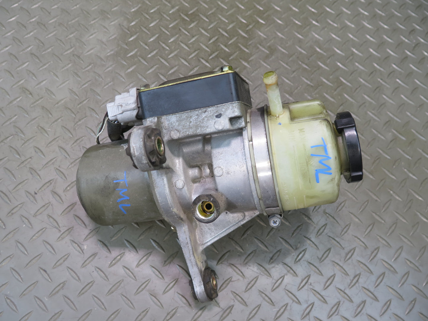 00-05 Toyota MR2 Spyder ZZW30L Power Steering Pump 89657-17010 OEM