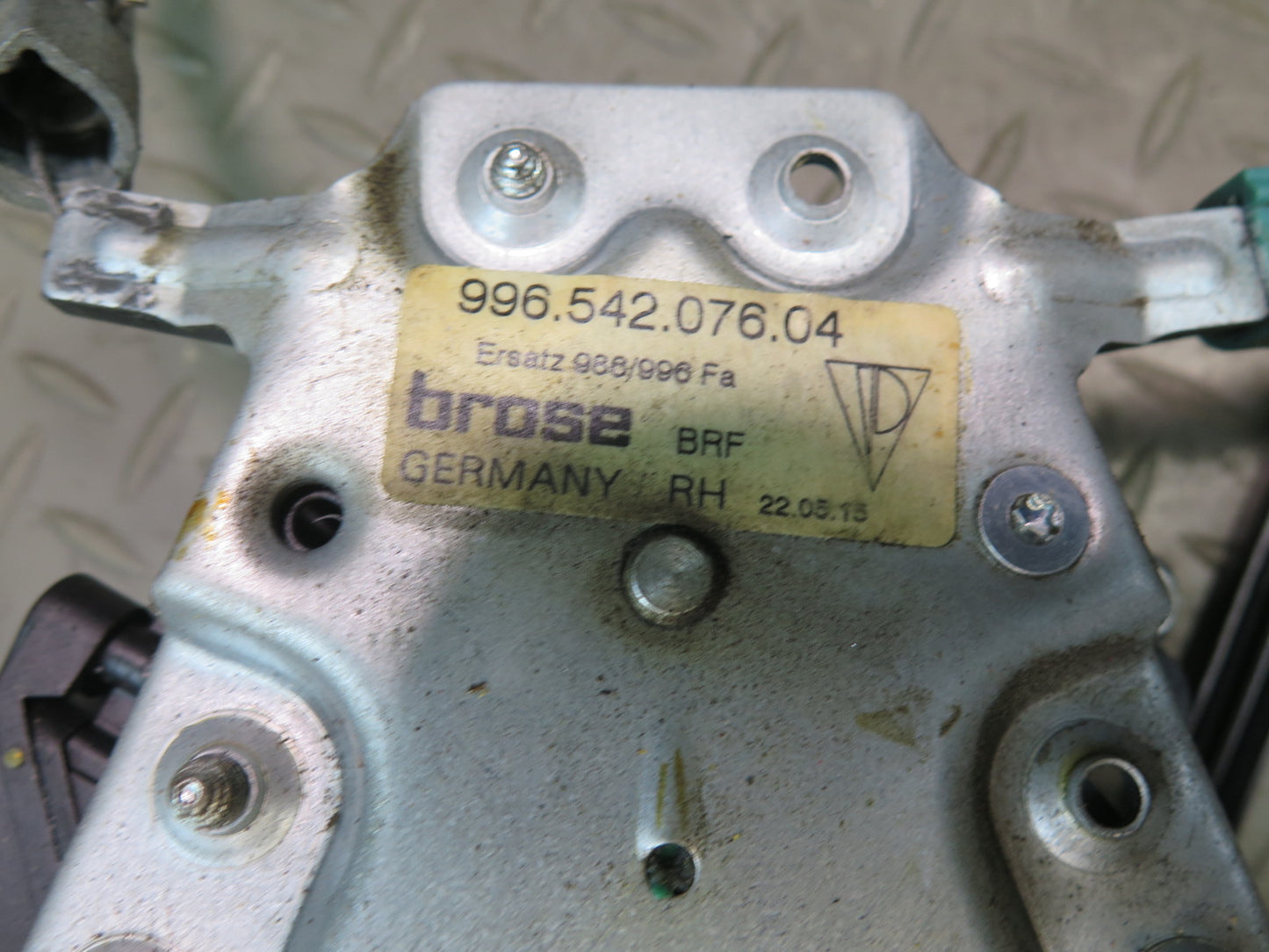 1999-2004 Porsche 911 996 Right Door Window Regulator w Motor 99654207604