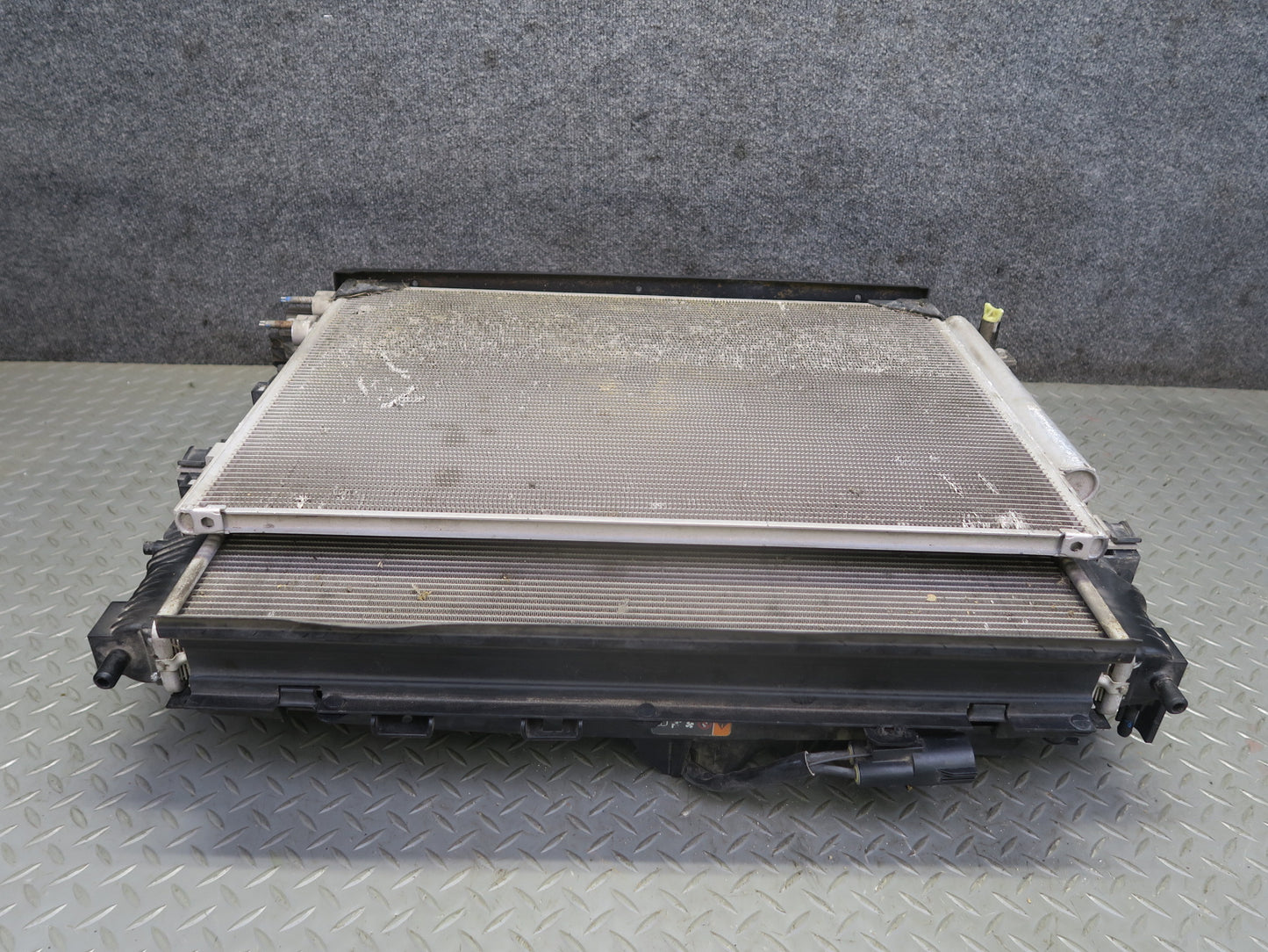 16-20 Chevrolet Camaro SS 6.2L LT1 A/T Engine Radiator A/C Condenser Fan Shroud