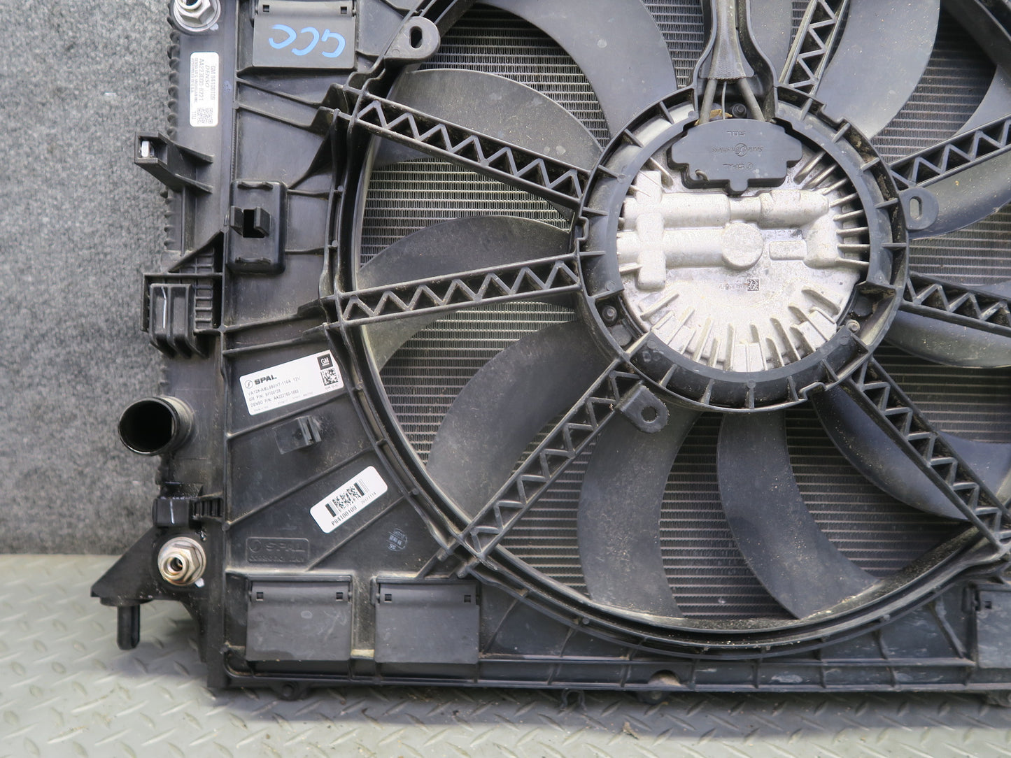 16-20 Chevrolet Camaro SS 6.2L LT1 A/T Engine Radiator A/C Condenser Fan Shroud