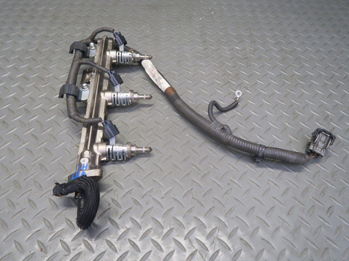 15-17 Lexus GSC16L RC350 RC300 2GRFSE Left Side Fuel Rail w Injector Set OEM