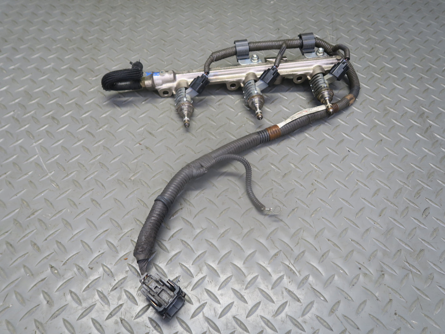 15-17 Lexus GSC16L RC350 RC300 2GRFSE Left Side Fuel Rail w Injector Set OEM