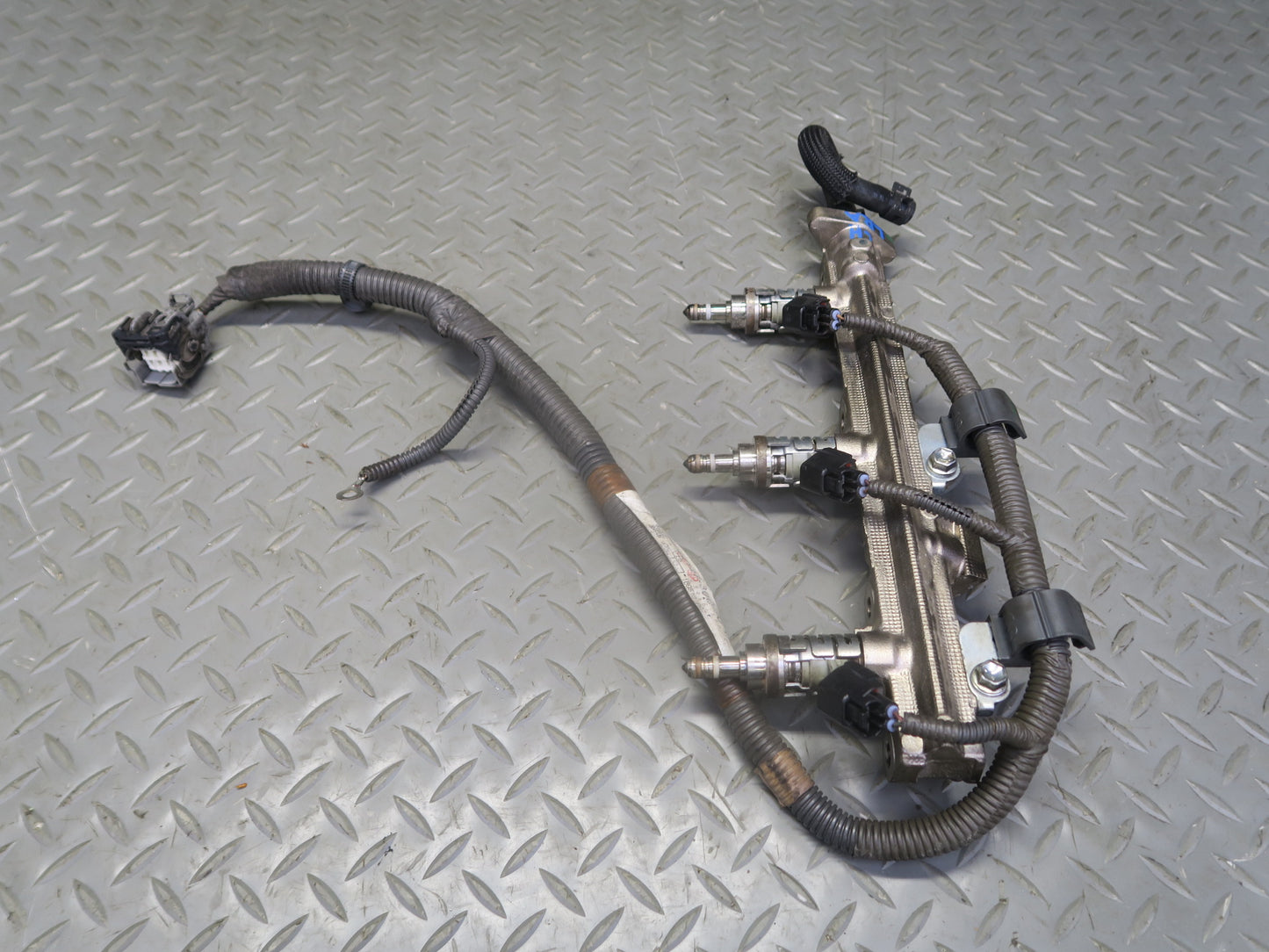 15-17 Lexus GSC16L RC350 RC300 2GRFSE Left Side Fuel Rail w Injector Set OEM