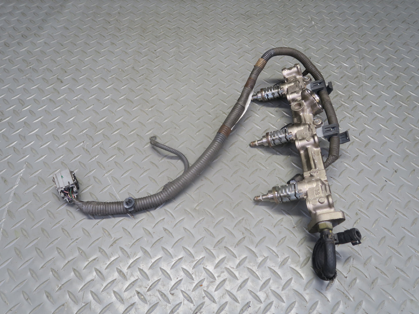 15-17 Lexus GSC16L RC350 RC300 2GRFSE Left Side Fuel Rail w Injector Set OEM