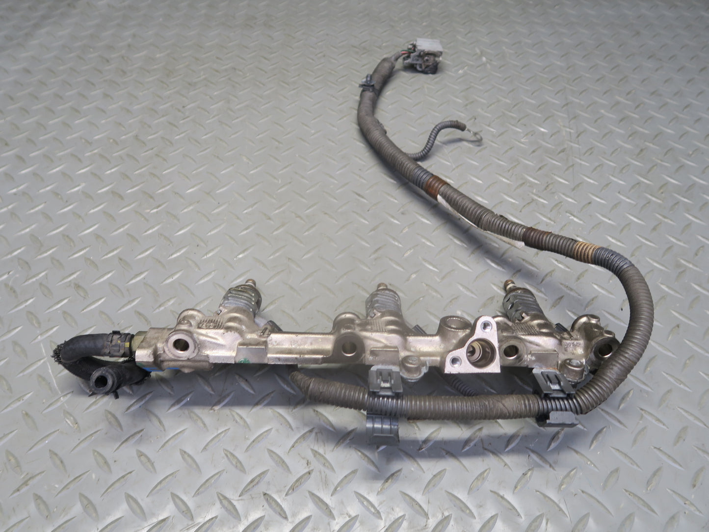15-17 Lexus GSC16L RC350 RC300 2GRFSE Left Side Fuel Rail w Injector Set OEM