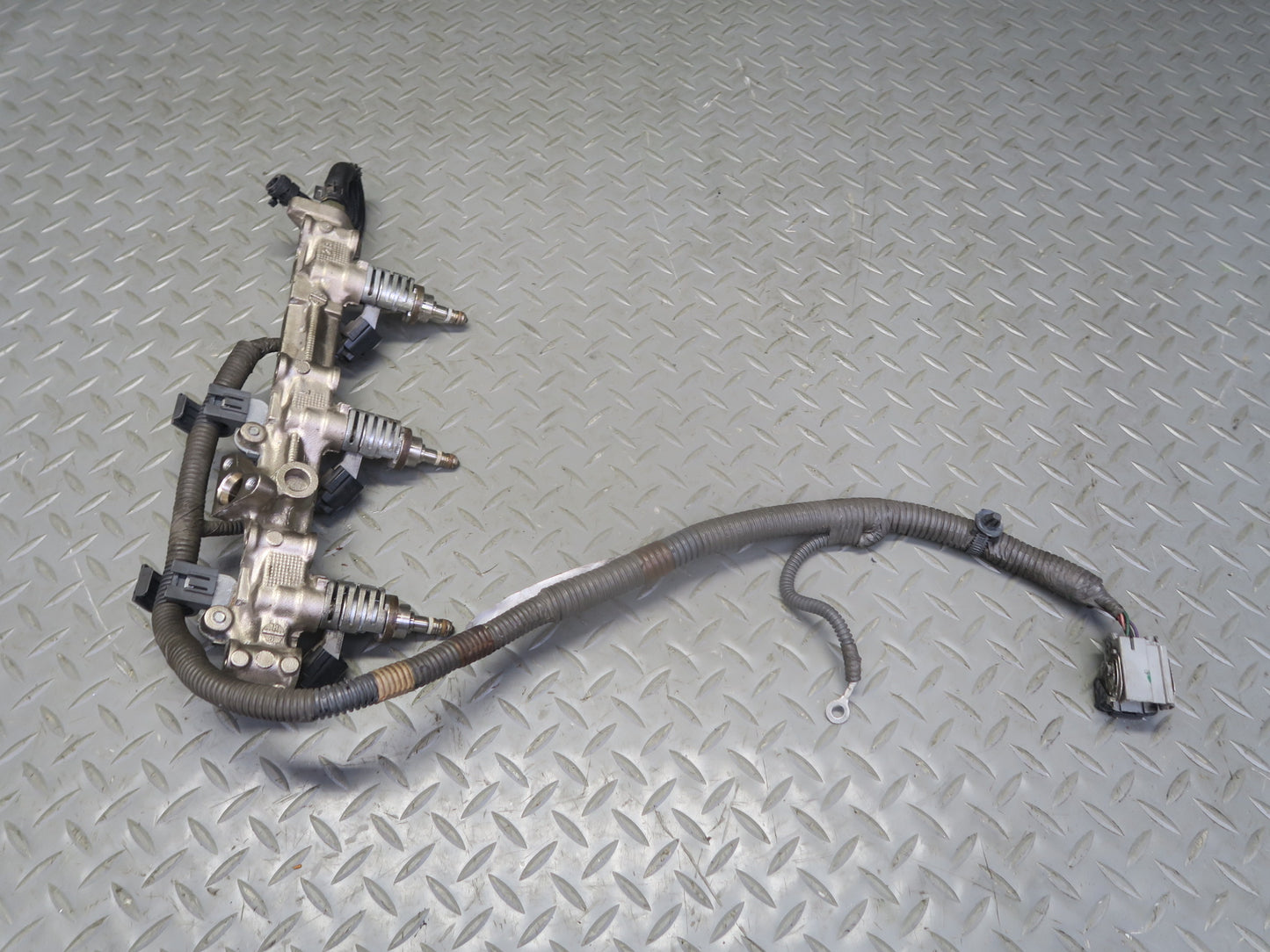 15-17 Lexus GSC16L RC350 RC300 2GRFSE Left Side Fuel Rail w Injector Set OEM