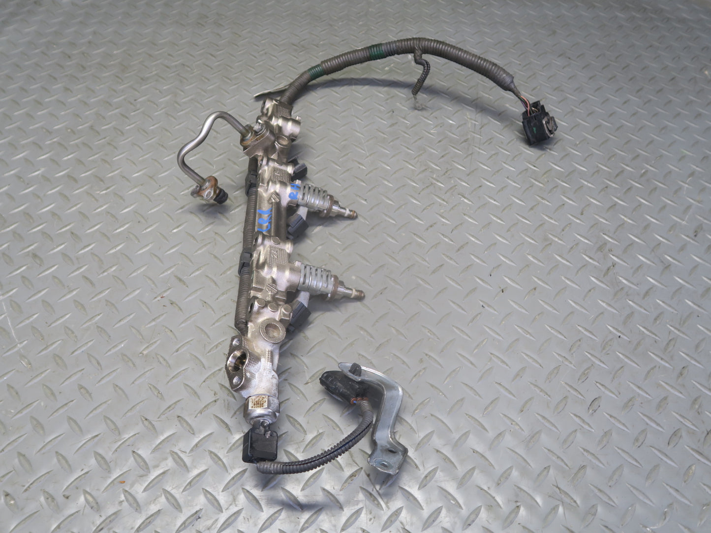 15-17 Lexus GSC16L RC350 RC300 2GRFSE Right Side Fuel Rail w Injector Set OEM