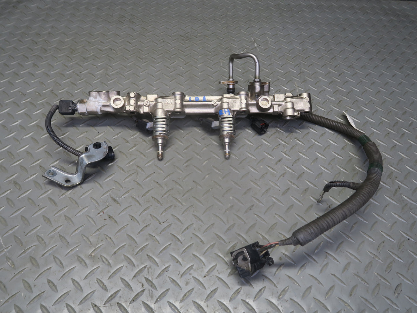 15-17 Lexus GSC16L RC350 RC300 2GRFSE Right Side Fuel Rail w Injector Set OEM