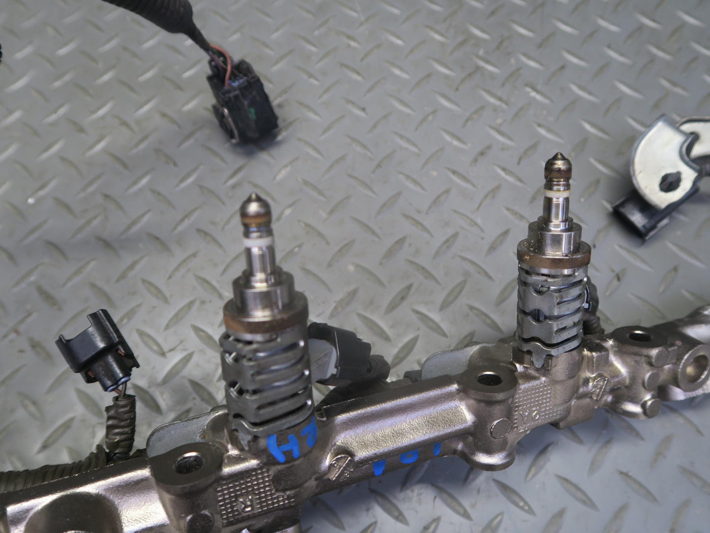 15-17 Lexus GSC16L RC350 RC300 2GRFSE Right Side Fuel Rail w Injector Set OEM