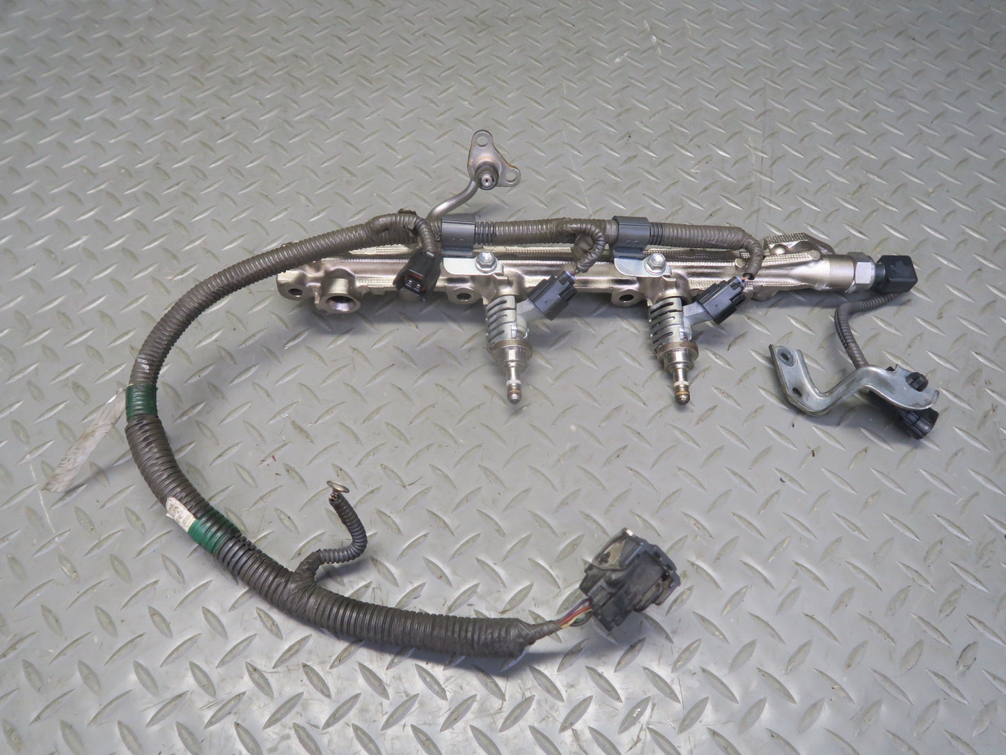 15-17 Lexus GSC16L RC350 RC300 2GRFSE Right Side Fuel Rail w Injector Set OEM