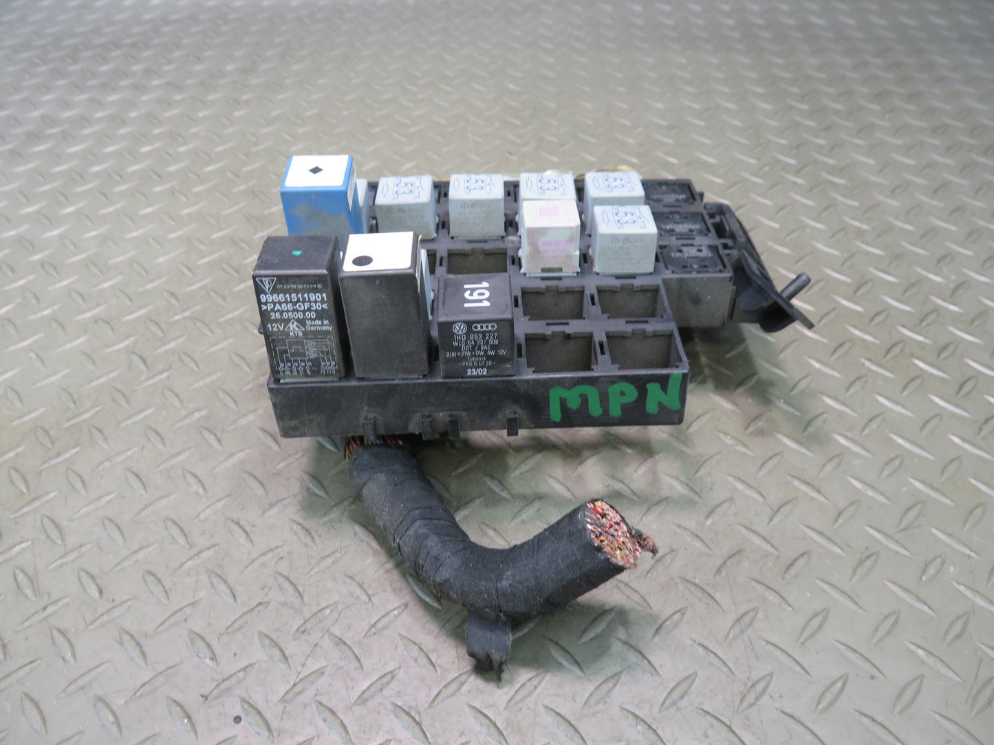 2002 Porsche 911 996 Junction Fuse Relay Box Module Unit