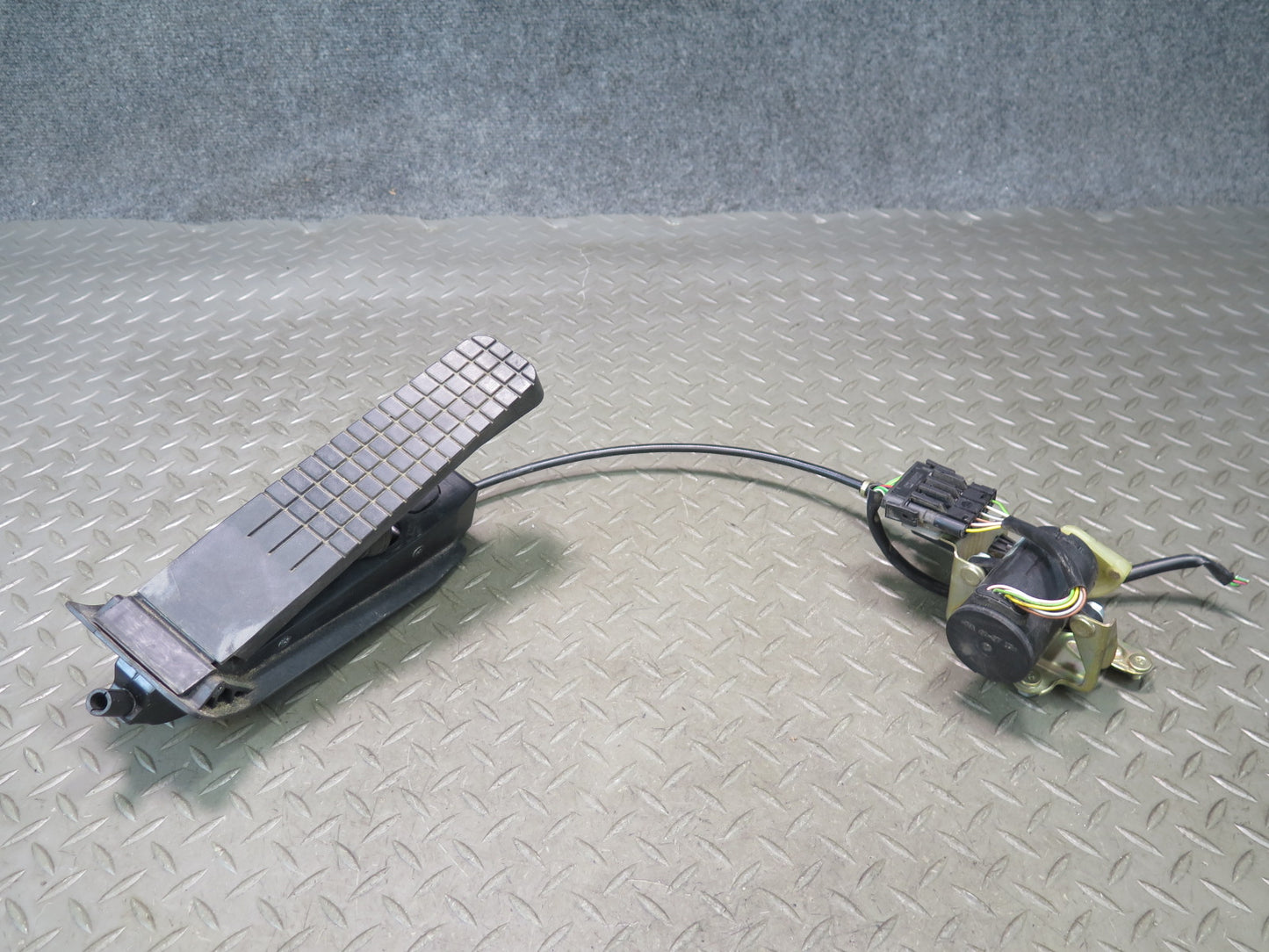2002-2005 Porsche 911 996 M/T Manual Transmission Gas Acceleration Pedal