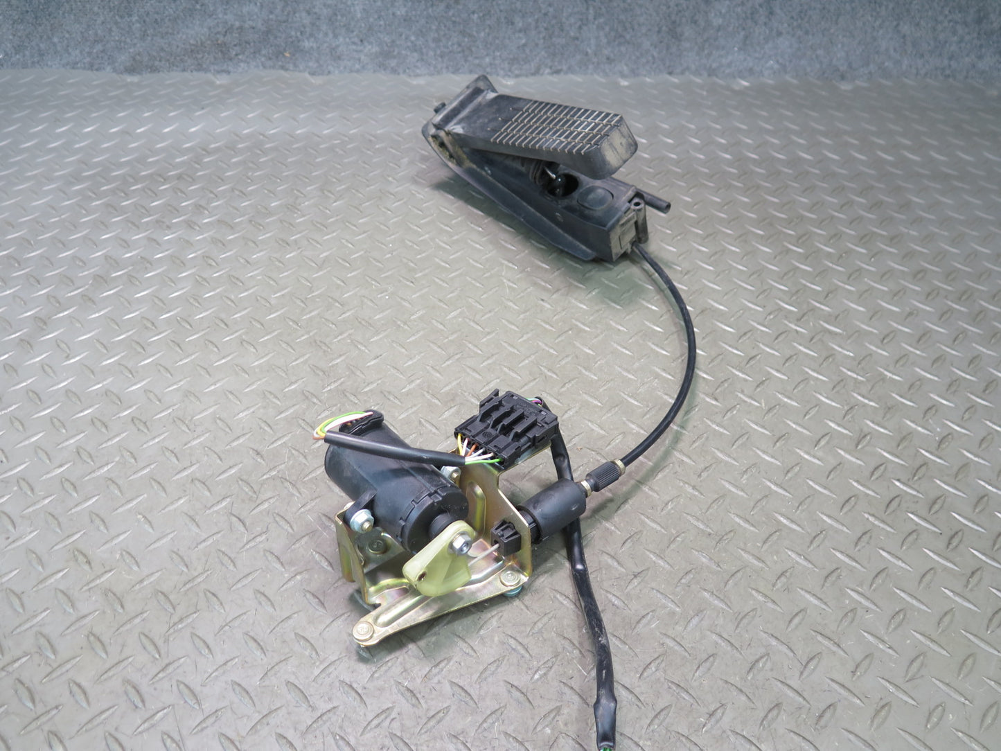 2002-2005 Porsche 911 996 M/T Manual Transmission Gas Acceleration Pedal