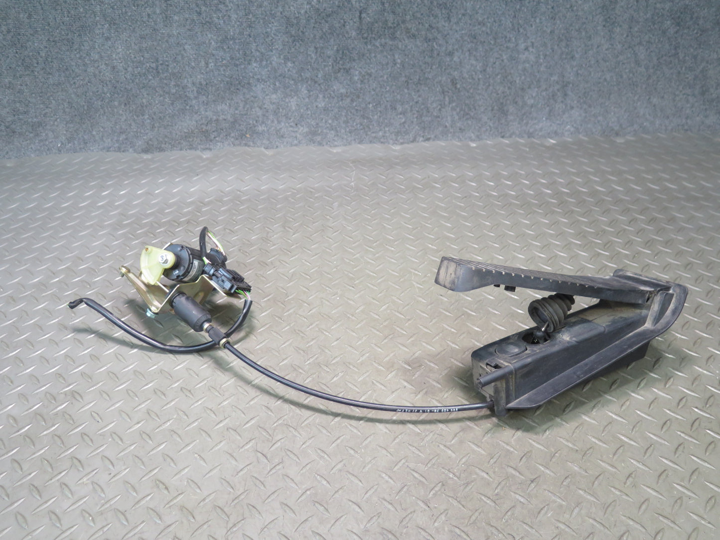 2002-2005 Porsche 911 996 M/T Manual Transmission Gas Acceleration Pedal