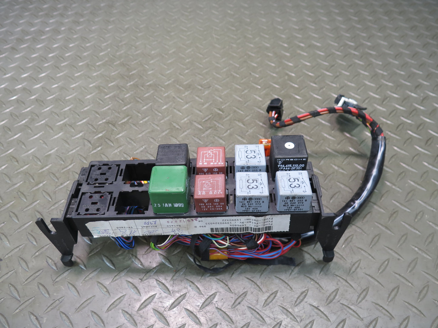 1999-2004 Porsche 911 996 Fuse Relay Box Module