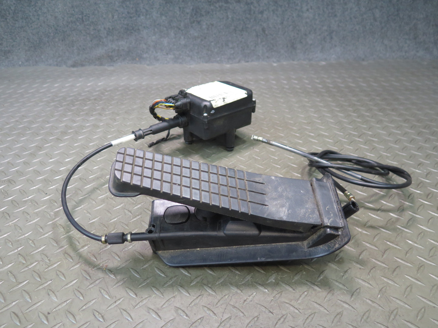 1999-2004 Porsche 911 996 M/T Gas Acceleration Pedal w Cruise Control Module