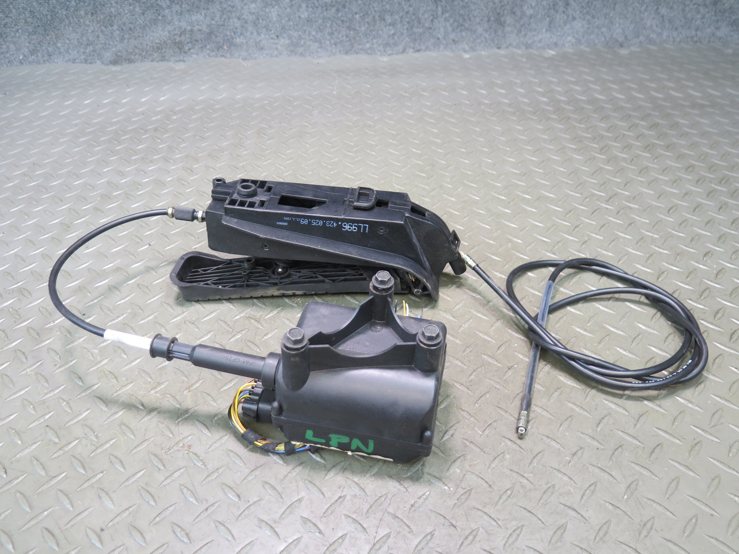 1999-2004 Porsche 911 996 M/T Gas Acceleration Pedal w Cruise Control Module