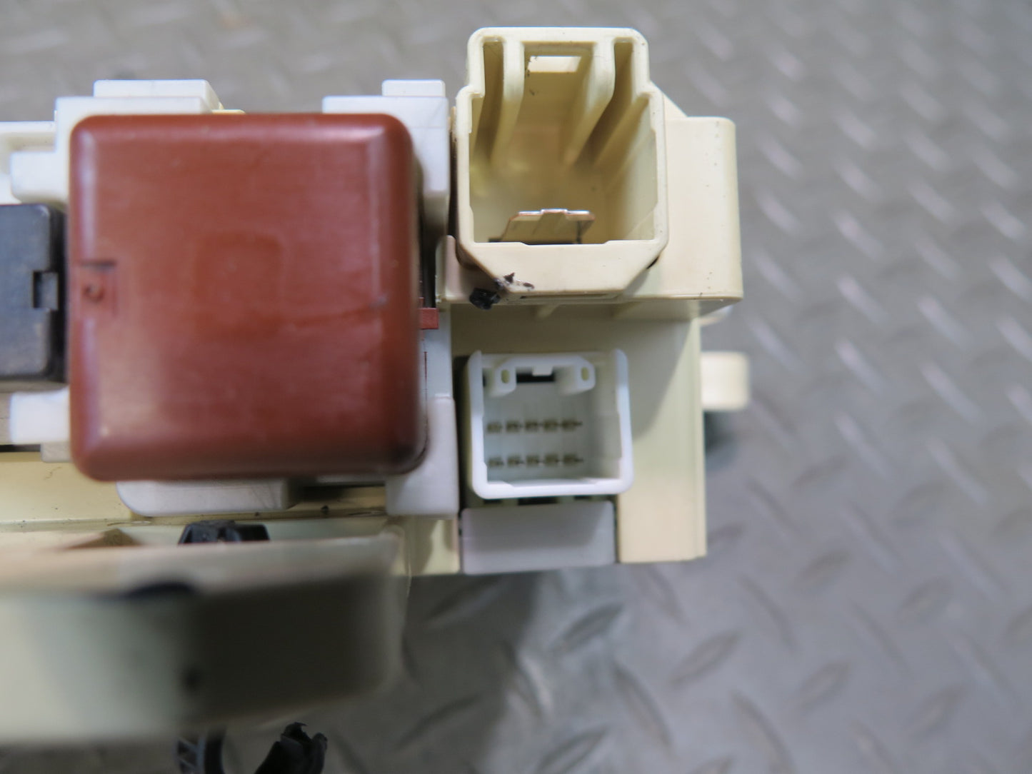 02-05 Lexus UZZ40L SC430 Front Right Dashboard Fuse Box Module 82730-24030 OEM