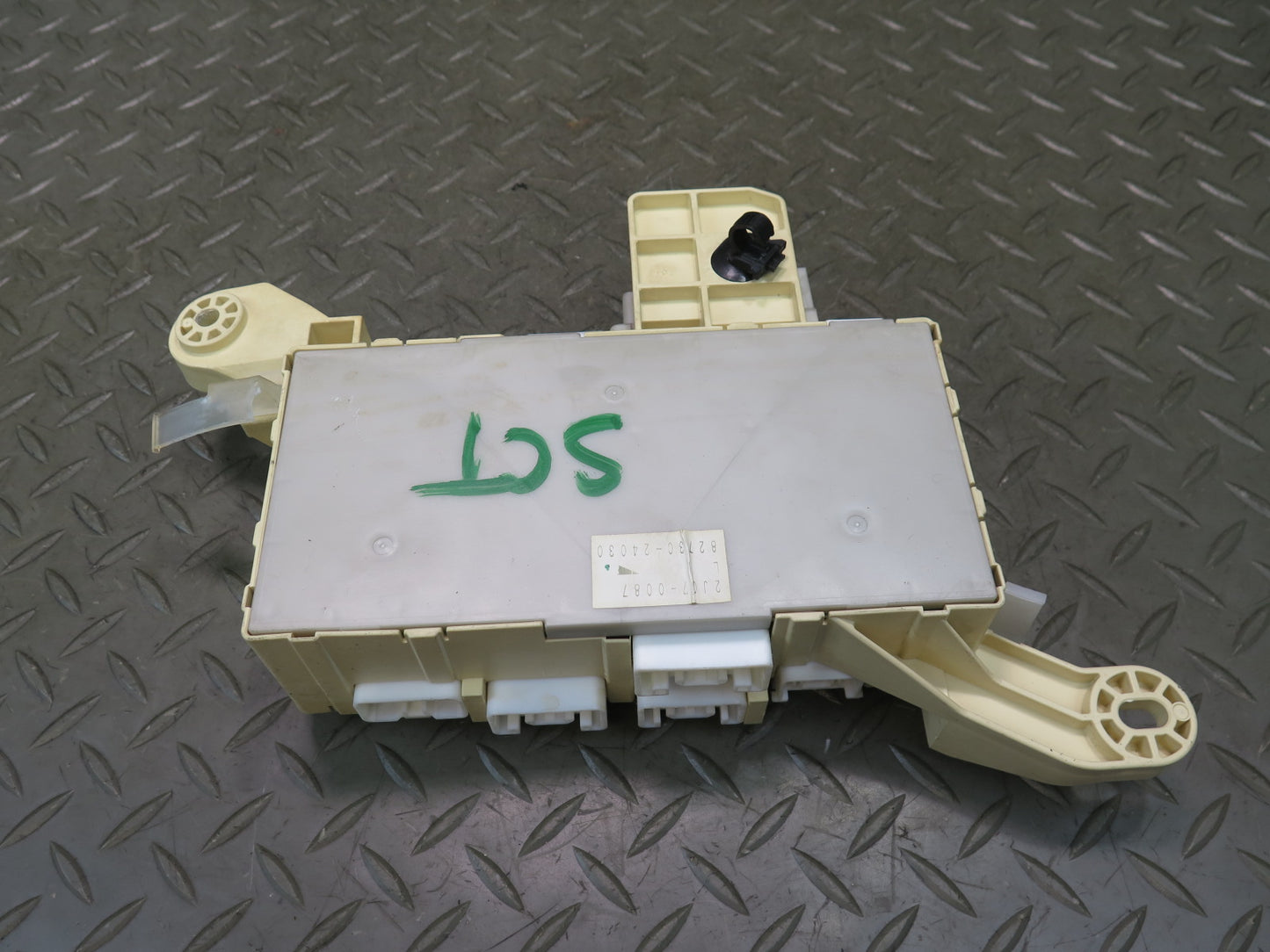 02-05 Lexus UZZ40L SC430 Front Right Dashboard Fuse Box Module 82730-24030 OEM