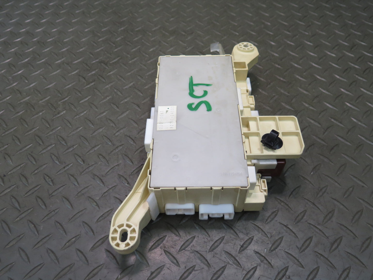 02-05 Lexus UZZ40L SC430 Front Right Dashboard Fuse Box Module 82730-24030 OEM