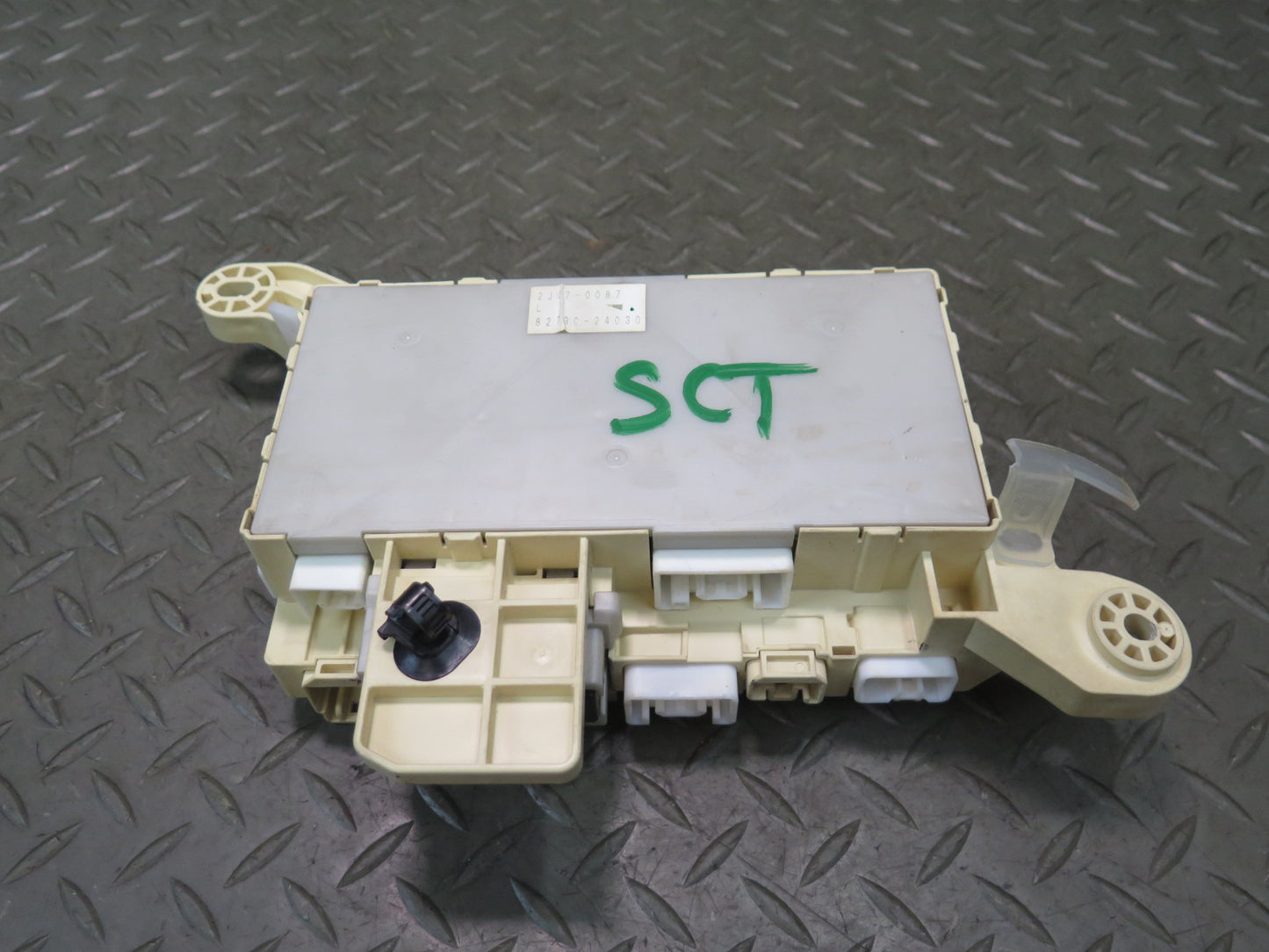 02-05 Lexus UZZ40L SC430 Front Right Dashboard Fuse Box Module 82730-24030 OEM