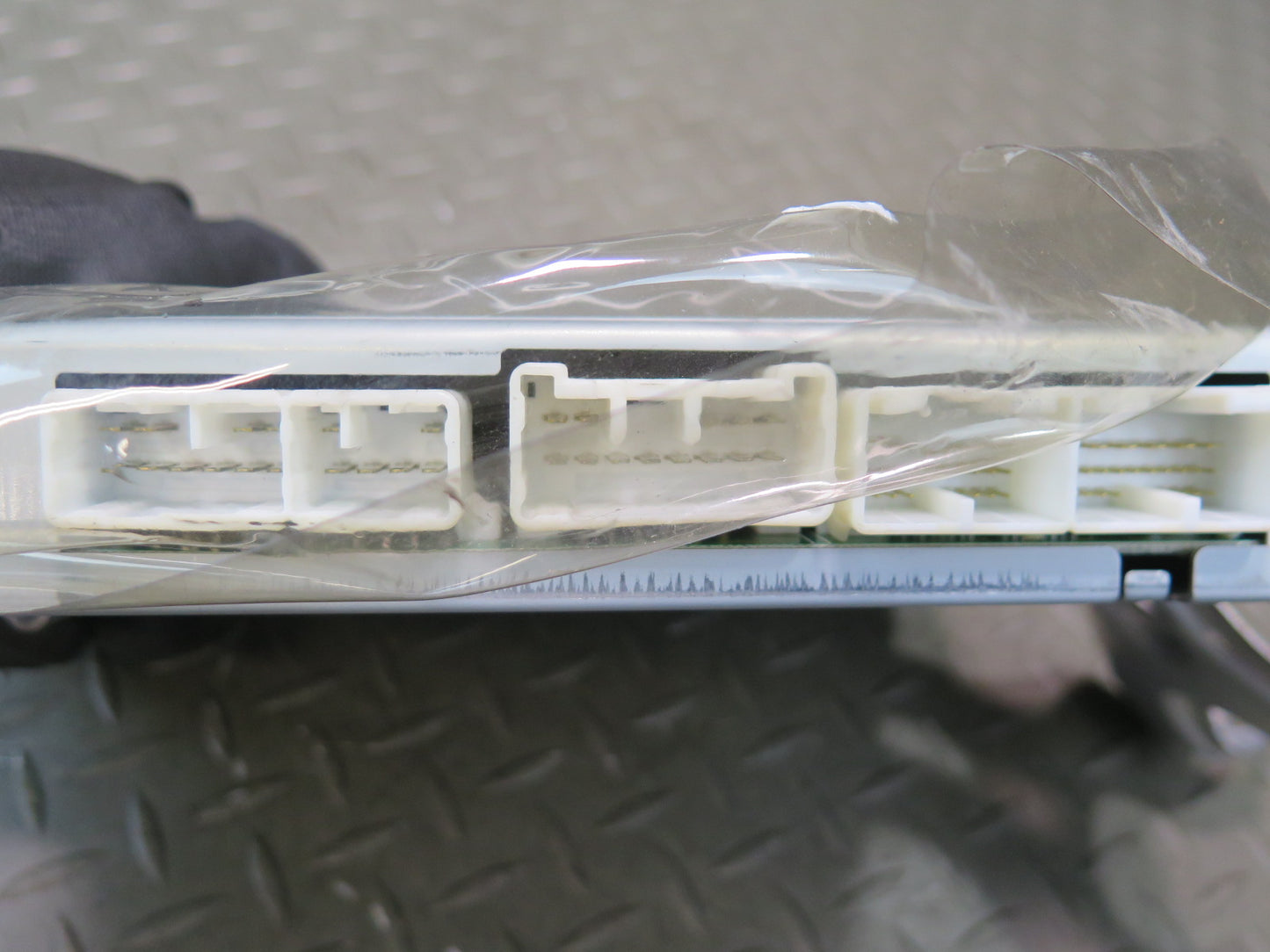 02-08 Lexus UZZ40L SC430 Convertible TOP Roof Control Module 89720-24010 OEM