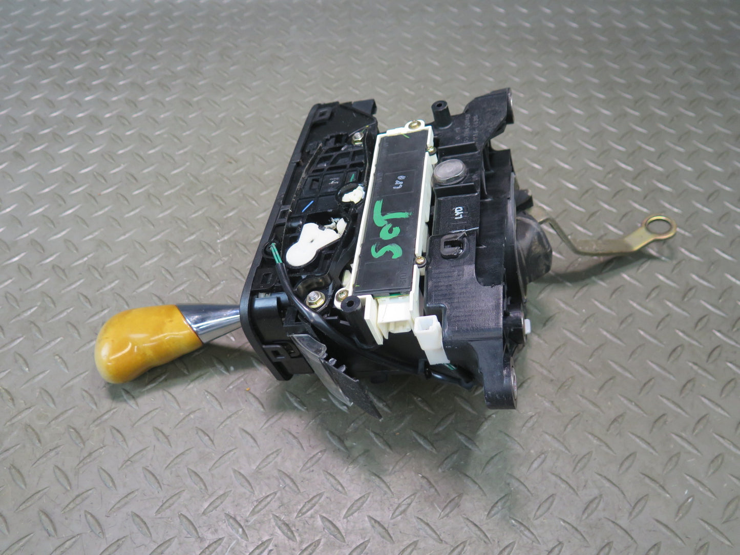 02-05 Lexus UZZ40L SC430 A/T Automatic Transmission Shifter w Knob Assembly OEM