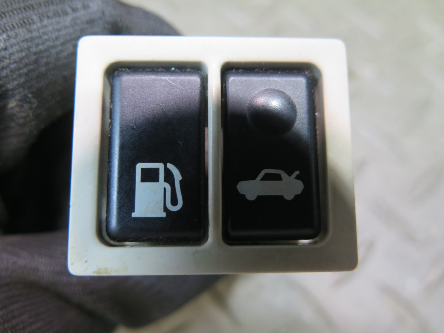 02-10 Lexus Z40 SC430 Trunk Lid Release Fuel Door Lock Unlock Button Switch OEM